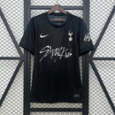 Camisola Tottenham Hotspur x Stray Kids preta 2025/26